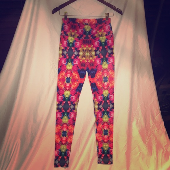 YOGA pants size xs runs big - Picture 4 of 4